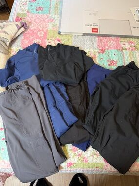 Lot of 6Women's Scrub Pants size petite small & 2 Tops size large